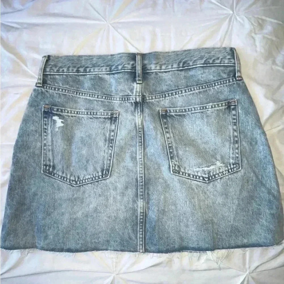 NWOT Women’s Gap “Icon Denim Skirt” Five Pocket Mini Skirt Light Wash SIZE 31/12 - Picture 2 of 6
